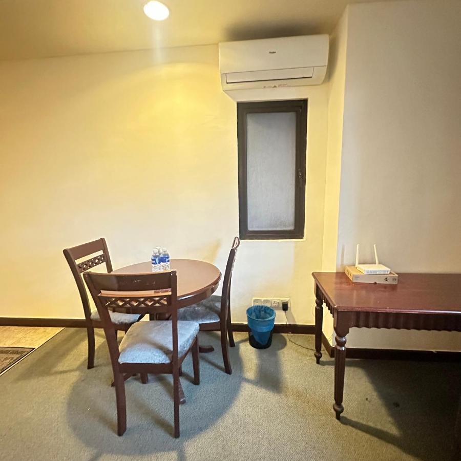 Peak At Times Square Apartment *