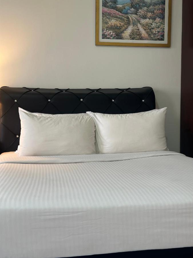 Peak At Times Square Apartment